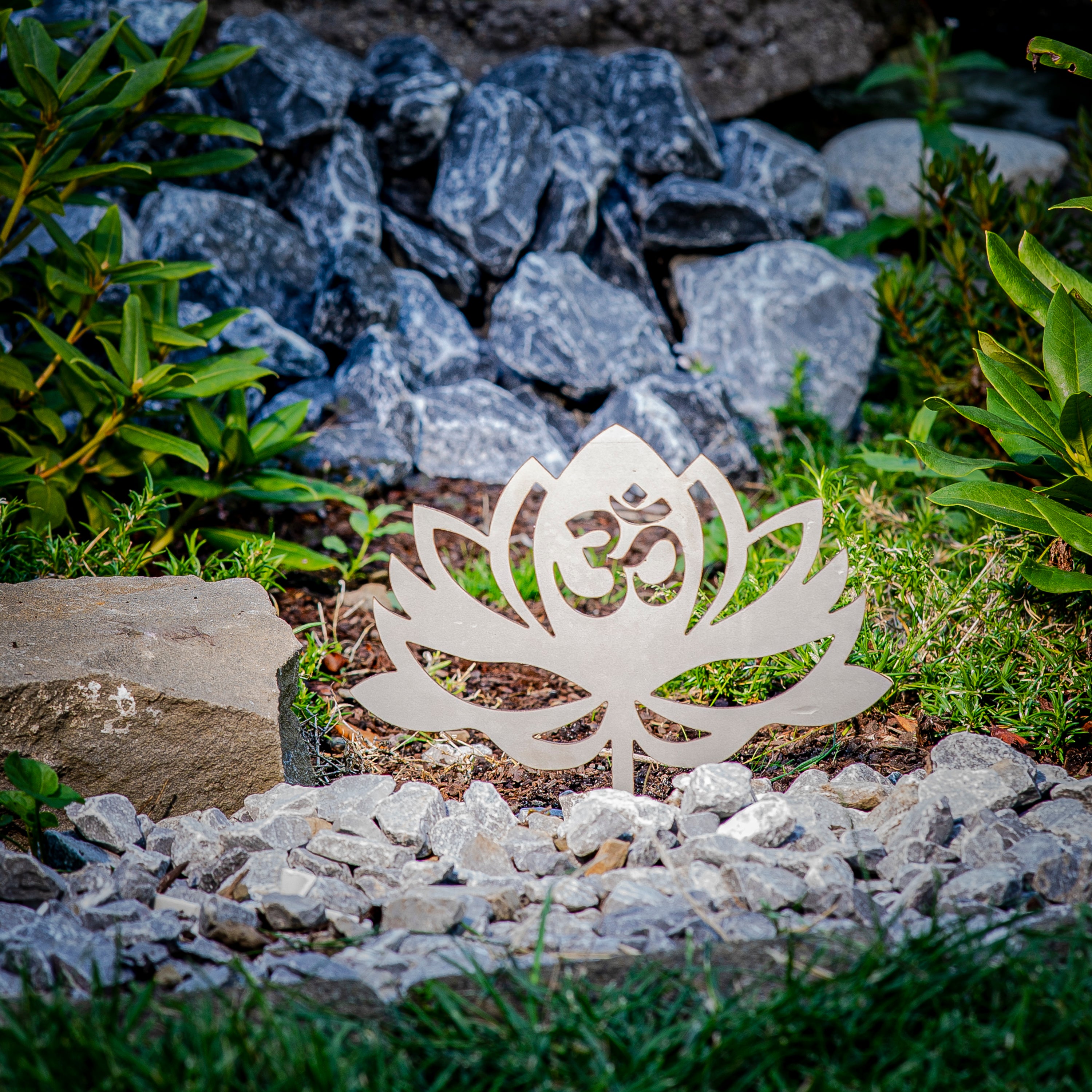 Edelstahl Lotusblume (mit Om-Zeichen) Beetstecker- Edelstahldeko für Beet, Blumentopf - Gartendeko Meditation/ Yoga